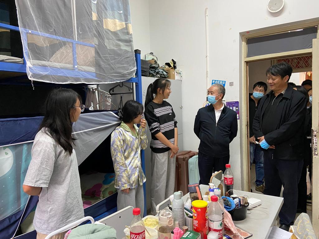 校党委书记唐家华深入一线检查指导校园安全稳定与医药教学器材管理工作